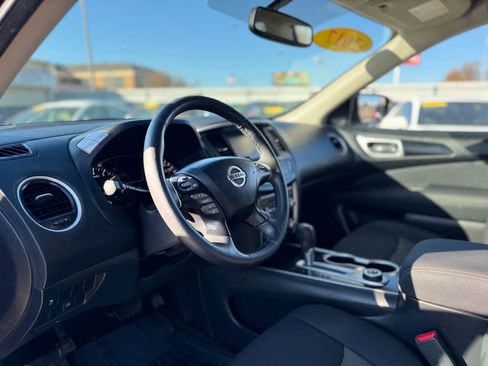Used 2017 Nissan Pathfinder SV image 10