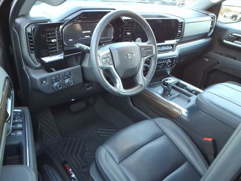 Used 2025 Chevrolet Silverado 1500 LT Trail Boss w/ Convenience Package II image 13