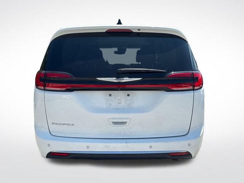 Used 2024 Chrysler Pacifica Touring-L FWD image 4
