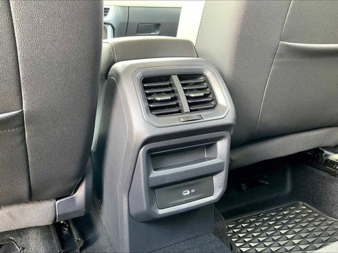 Used 2025 Volkswagen Taos SE image 39