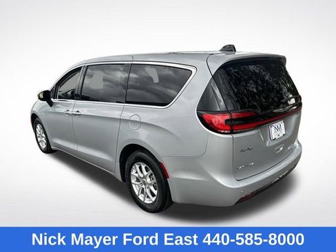 Used 2023 Chrysler Pacifica Touring-L FWD image 5