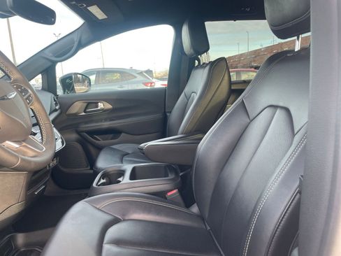 Used 2025 Chrysler Pacifica Select image 28