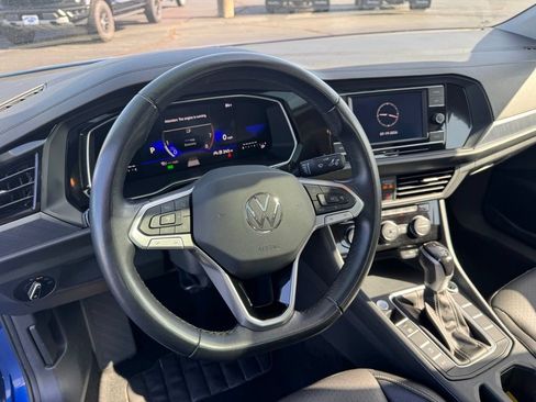 Used 2024 Volkswagen Jetta SE FWD image 8