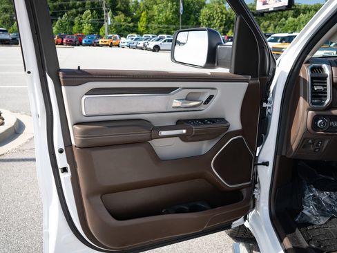 Used 2025 RAM 1500 Laramie AWD/4WD image 16