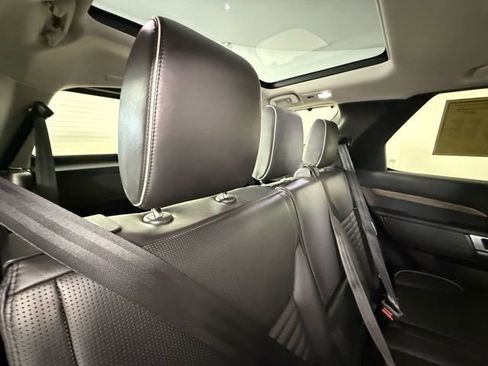 Certified 2017 Land Rover Discovery HSE image 28