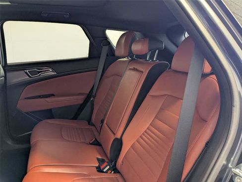 Used 2025 Kia Sportage SX image 31