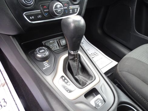 Used 2017 Jeep Cherokee Latitude w/ Comfort & Convenience Group image 33