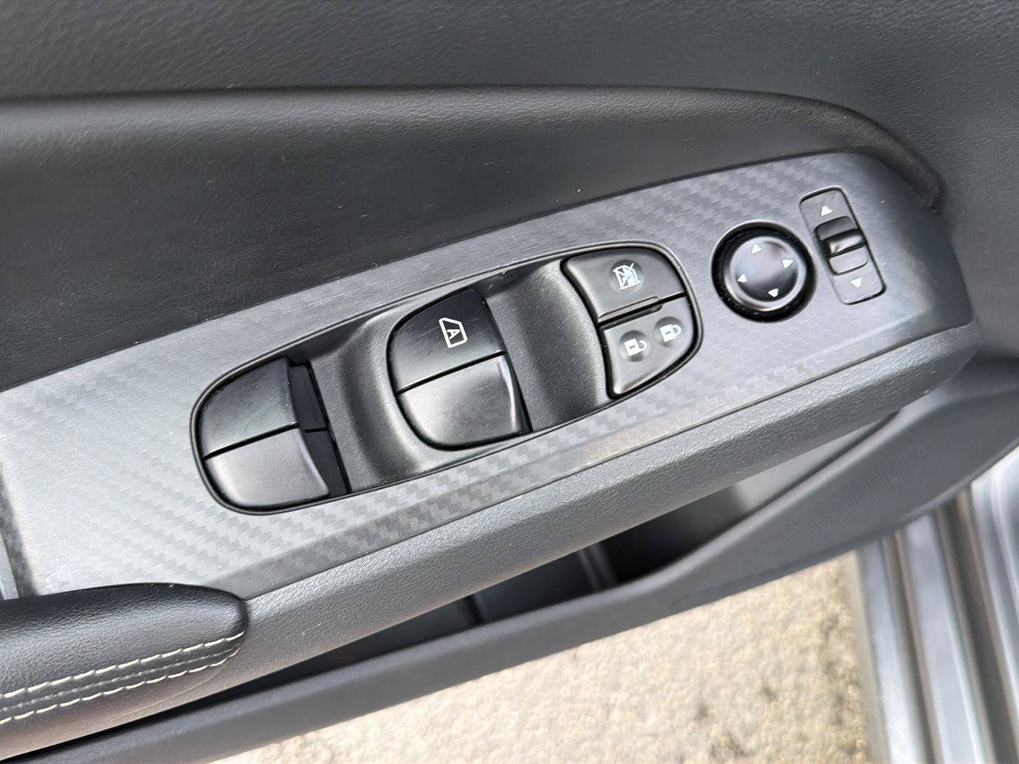 Used 2025 Nissan Altima 2.5 SV FWD image 32