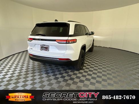 New 2026 Jeep Grand Cherokee Altitude image 7