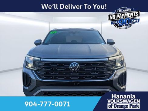 Certified 2025 Volkswagen Atlas Cross Sport SE FWD image 8