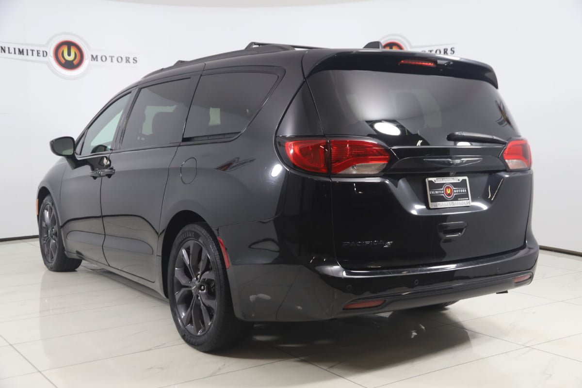 Used 2019 Chrysler Pacifica Touring-L Plus w/ S Appearance Package FWD image 4