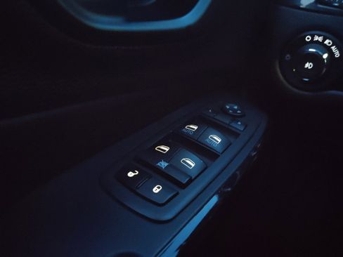 Used 2021 Jeep Cherokee Latitude Plus FWD image 27