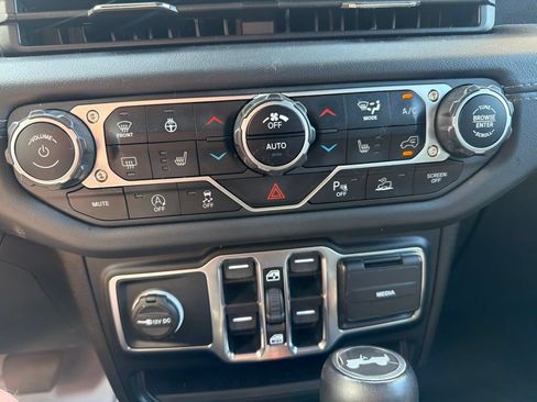 Used 2024 Jeep Wrangler Unlimited Sahara w/ Technology Group AWD/4WD image 16