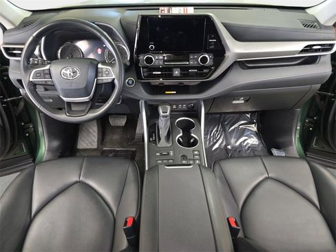 Used 2024 Toyota Highlander XLE image 10
