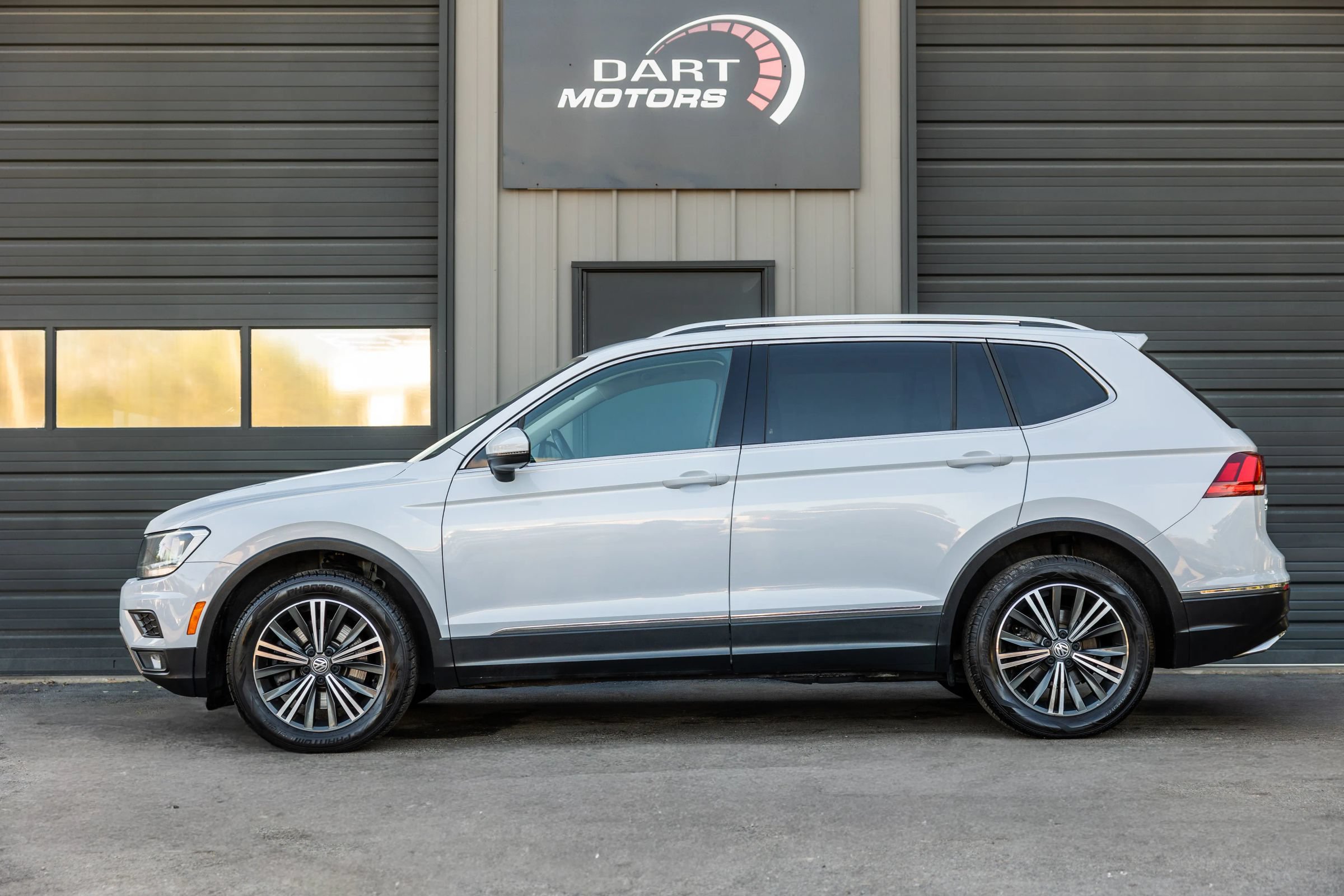 Used 2018 Volkswagen Tiguan SEL FWD image 4