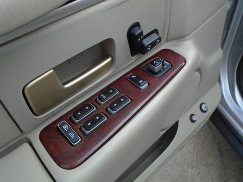 Used 2004 Lincoln Town Car Signature image 28