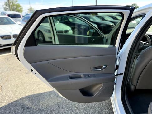 Used 2022 Hyundai Elantra SEL w/ Winter Weather Package FWD image 26