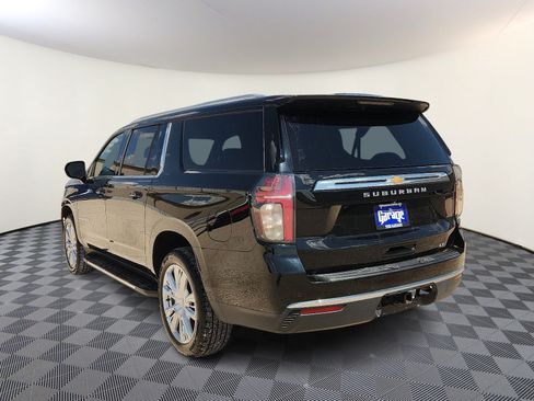 Used 2022 Chevrolet Suburban LT RWD image 3