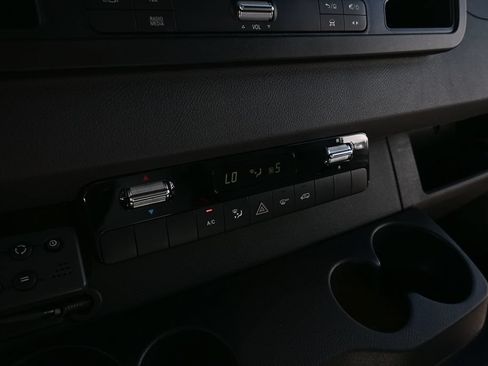 Used 2024 Mercedes-Benz Sprinter 2500 image 13