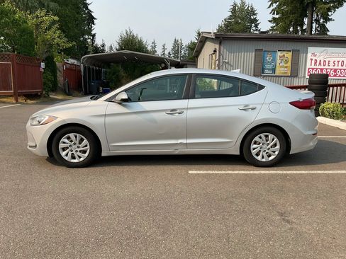 Used 2017 Hyundai Elantra SE FWD image 2