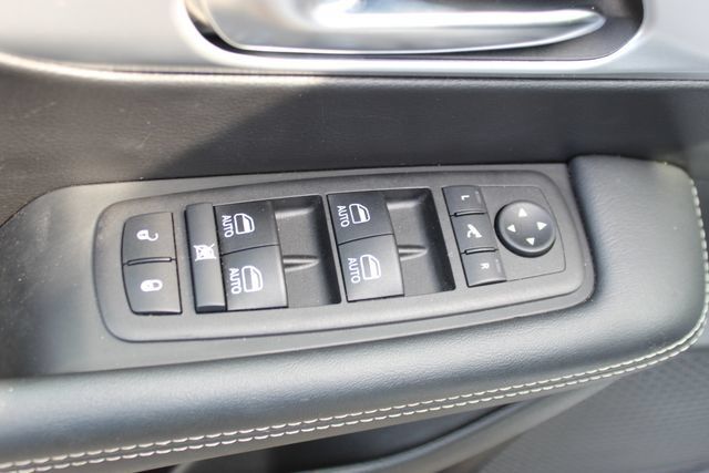 Used 2025 Chrysler Pacifica Limited FWD image 10