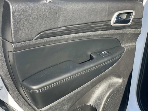 Used 2022 Jeep Grand Cherokee Laredo X image 23