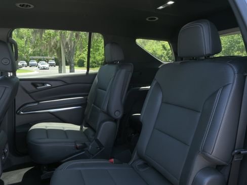 Used 2025 Chevrolet Traverse LT w/ Driver Confidence Package FWD image 11