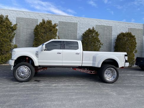 Used 2022 Ford F450 Platinum w/ FX4 Off-Road Package image 2