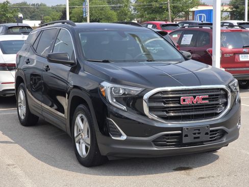 Used 2018 GMC Terrain SLE w/ Driver Convenience Package FWD image 2