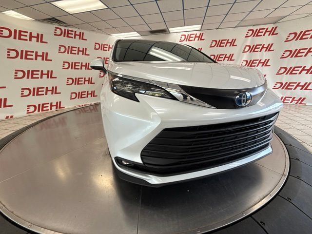 Used 2025 Toyota Sienna XLE w/ XLE Plus Package FWD image 42