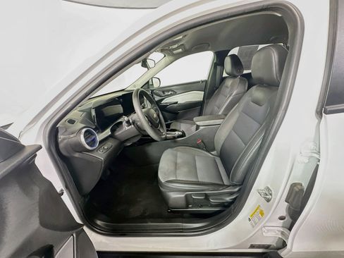Used 2025 Chevrolet Trax LT FWD image 13