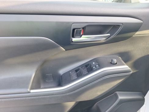 Used 2020 Toyota Highlander XLE image 17