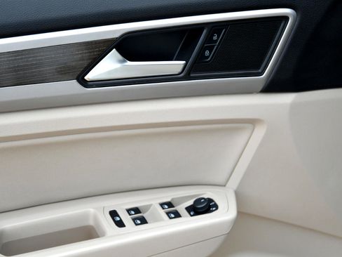 Used 2020 Volkswagen Atlas SE w/ Panoramic Sunroof Package image 9