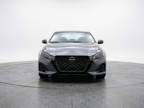 Used 2025 Nissan Altima 2.5 SV FWD image 2