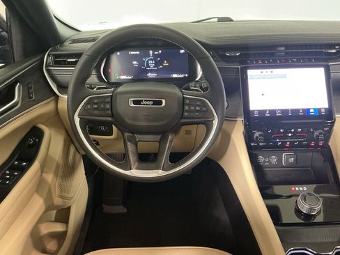 Used 2023 Jeep Grand Cherokee Limited w/ Luxury Tech Group II image 9