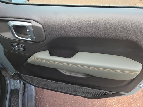 Used 2024 Jeep Gladiator Mojave image 17