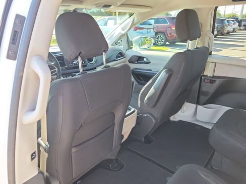 Used 2020 Chrysler Pacifica Touring w/ Cold Weather Group FWD image 17