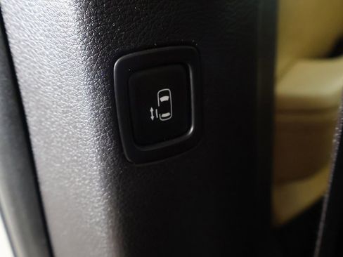 Used 2023 Kia Carnival EX image 24