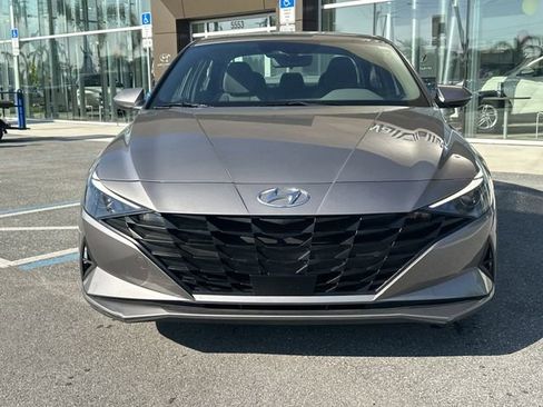 Used 2023 Hyundai Elantra SEL w/ Convenience Package image 3