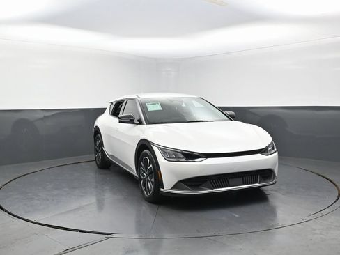 Used 2024 Kia EV6 Light image 3