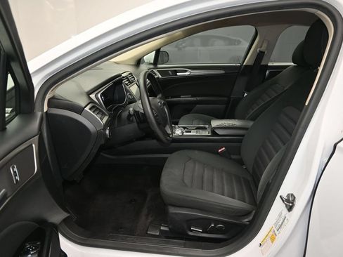 Used 2017 Ford Fusion SE w/ Fusion SE Technology Package FWD image 13