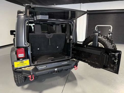 Used 2015 Jeep Wrangler Rubicon w/ Power Convenience Group AWD/4WD image 11