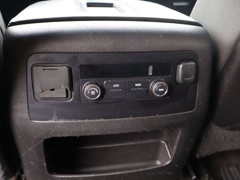 Used 2015 Chevrolet Suburban LS image 21