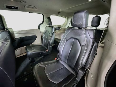 Used 2023 Chrysler Pacifica Touring-L FWD image 24