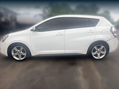 Used 2009 Pontiac Vibe w/ Preferred Package FWD image 2