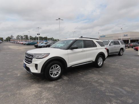 Certified 2025 Ford Explorer Active RWD image 2