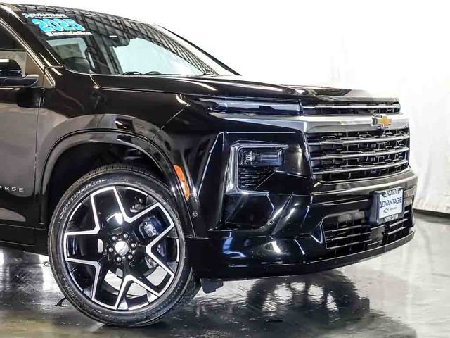 Used 2025 Chevrolet Traverse High Country FWD image 3