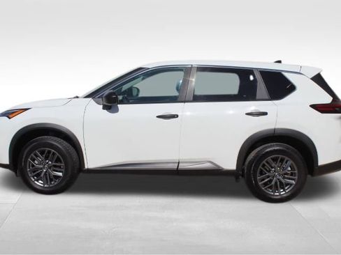 Used 2024 Nissan Rogue S image 4
