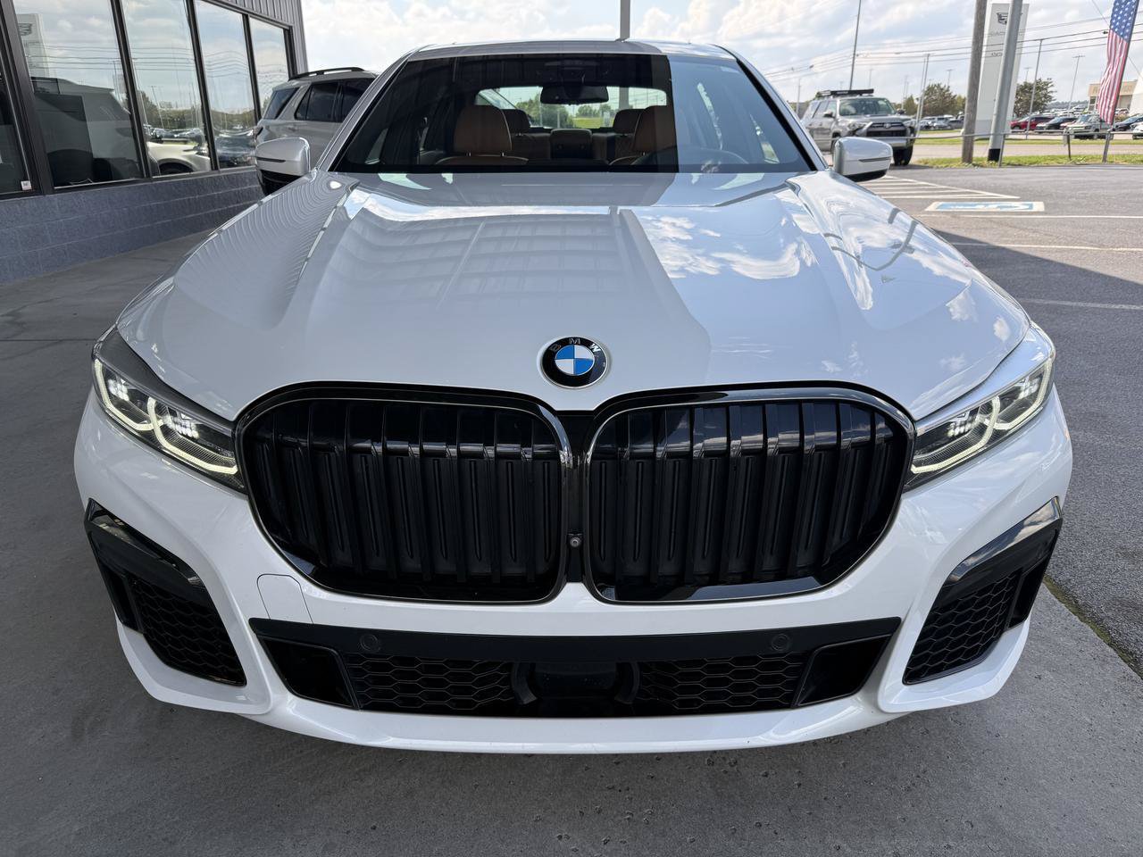 Used 2022 BMW 750i xDrive w/ Executive Package AWD/4WD image 2