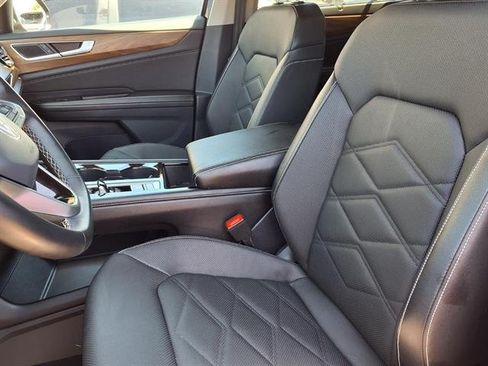 Used 2025 Volkswagen Atlas SE FWD image 3